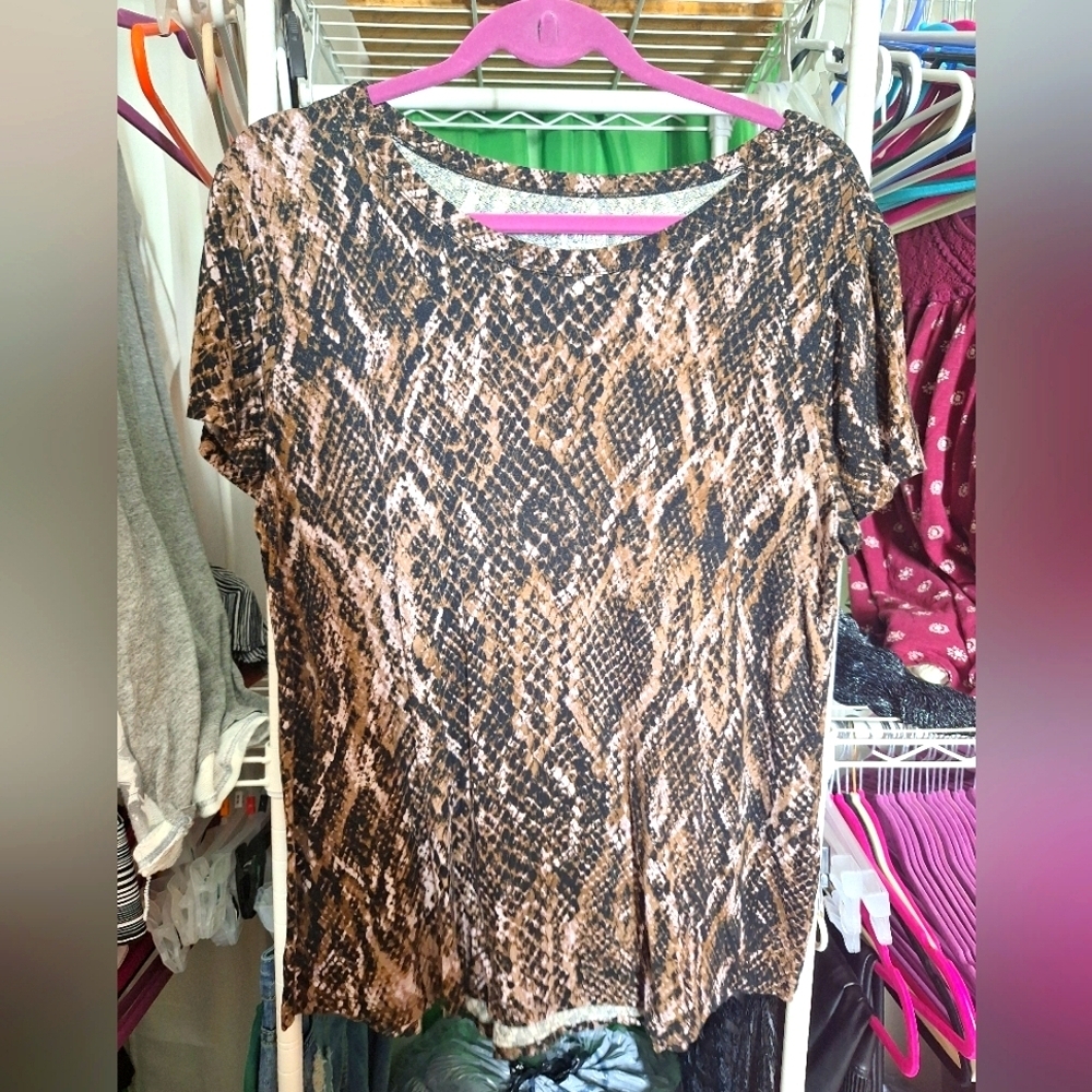 MAURICES SIZE LARGE SNAKE SKIN PRINT T-SHIRT